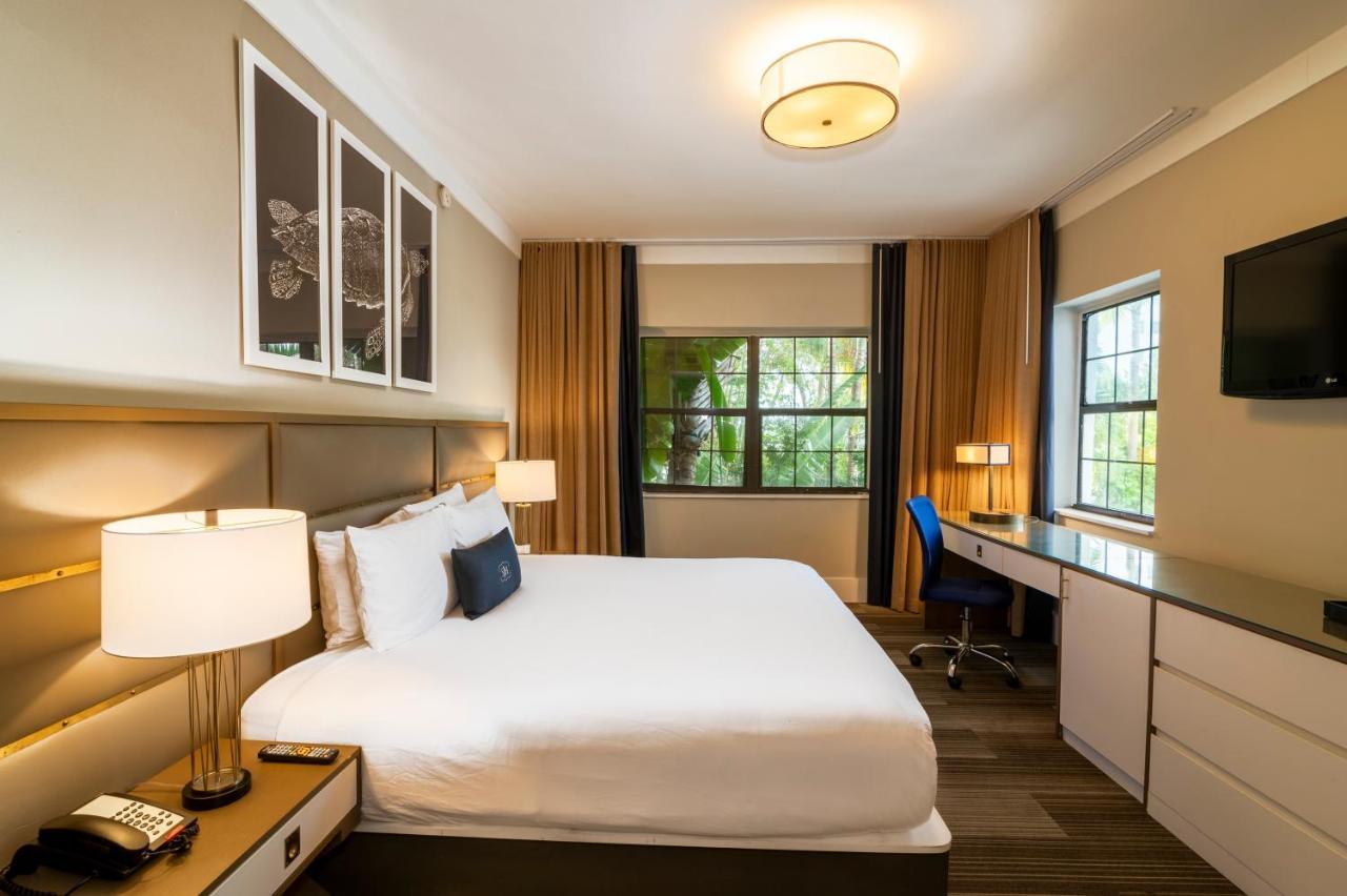 Quarto Luxo com Cama King-size e Vista da Piscina