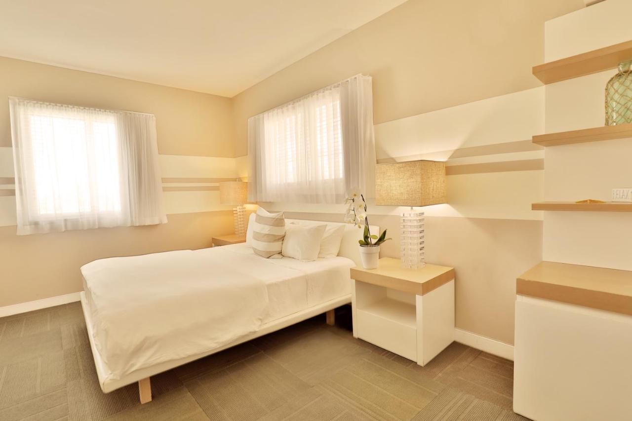 Quarto com Cama King-size e Chuveiro Acessível a Cadeirantes - Unidade Acessível para Hóspedes com Mobilidade Reduzida