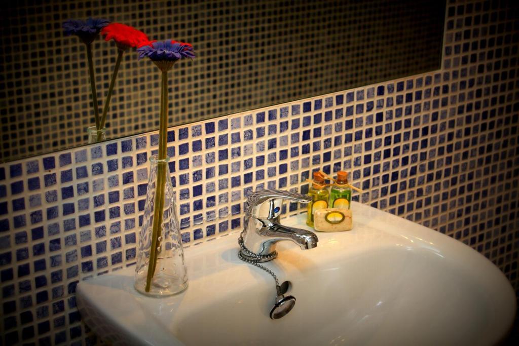 Bronze King Room with Roll-in Shower - Disability Access