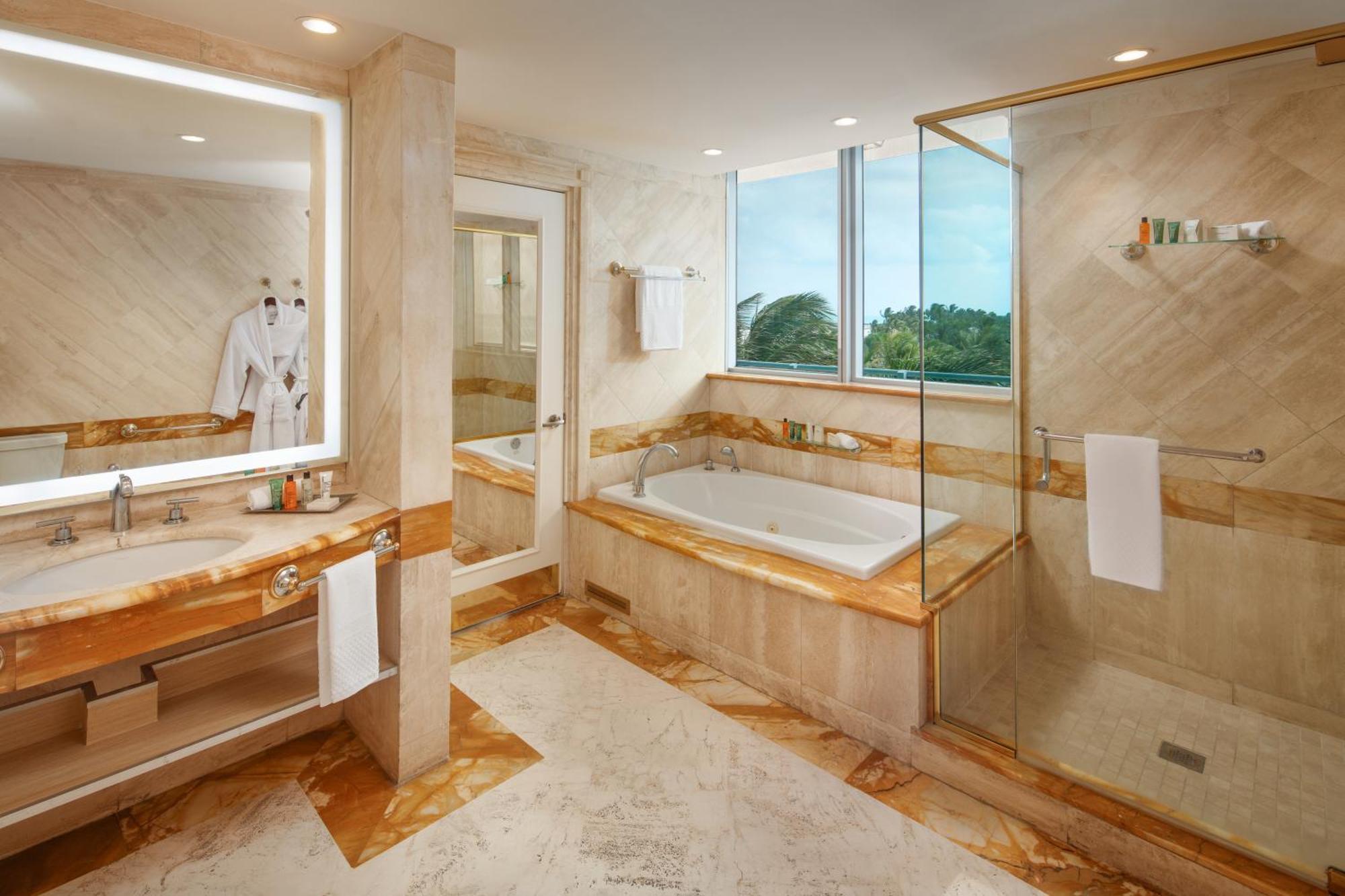 One-Bedroom King Suite Oceanfront,1657146304:JPEG