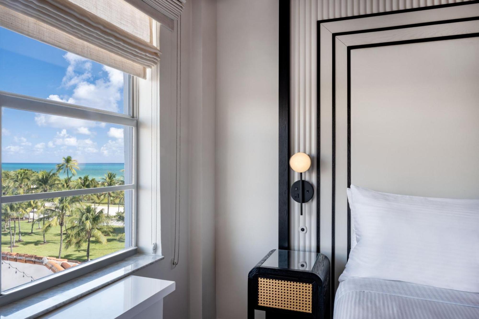 Quarto Deluxe com Cama King-size e Vista Parcial do Mar