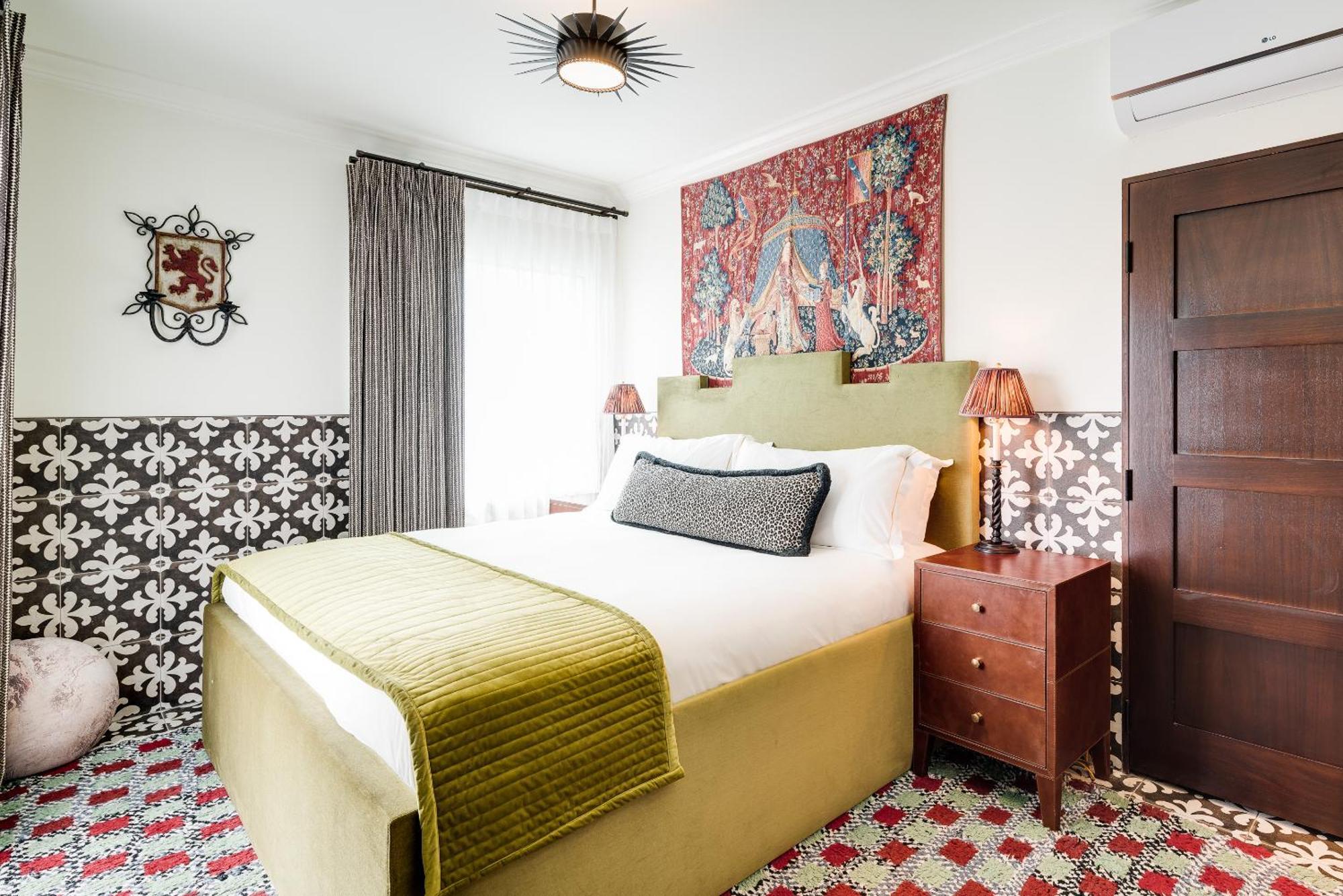 Deluxe King Suite,1553559010:JPEG