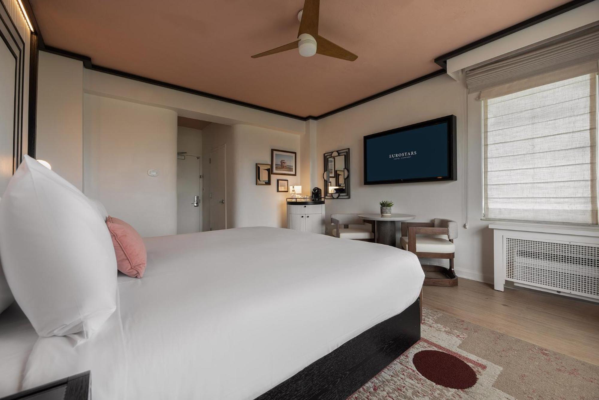 Deluxe King Room corner ocean view