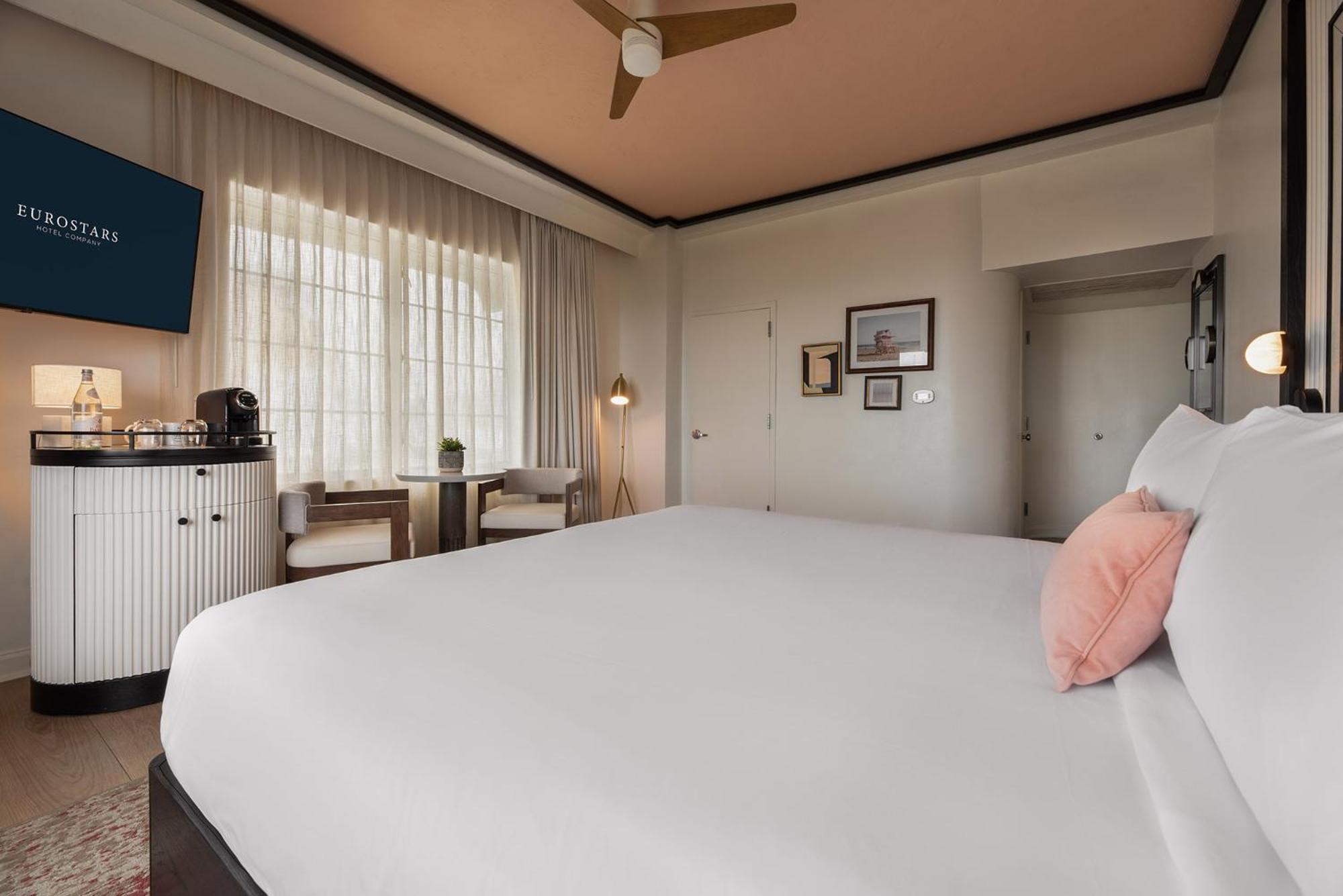 Deluxe King Room corner ocean view